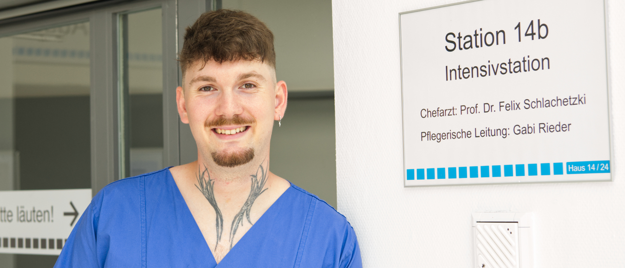 Tobias Bauer vor "seiner" Station - auf der 14b am medbo Zentrum für Neurologische Rehabiliation werden schwerkranke Patienten mit Hirnschäden versorgt. Bild: medbo KU / Kerstin Erbrich