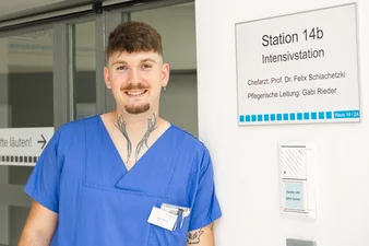 Tobias Bauer vor "seiner" Station - auf der 14b am medbo Zentrum für Neurologische Rehabiliation werden schwerkranke Patienten mit Hirnschäden versorgt. Bild: medbo KU / Kerstin Erbrich