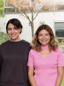 Parisa Jelvani und Karen Jimenez sind froh über das Seminarangebot. Der Wunsch nach einem Konversationskurs wurde direkt umgesetzt und ist jetzt Teil des Angebots des KoSI (Kompetenzzentrum für Sprache und Integration). 