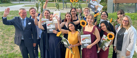 Die examinierten Pflegefachhelfer:innen mit_Schulleiter Harald_Rzychon (links) und Klassenleiteitungsteam Thomas Link (2.v.l.) und Nicole Ziegler (rechts)