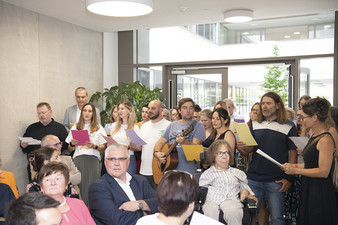 Chor aus Mitarbeitenden der medbo Standorte Amberg und Cham singt selbstgetextetes Lied mit Titel "Jetzt geht es los"