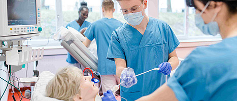 Übung im Skills Lab Pflegeschulen (Frank Hübler | medbo)