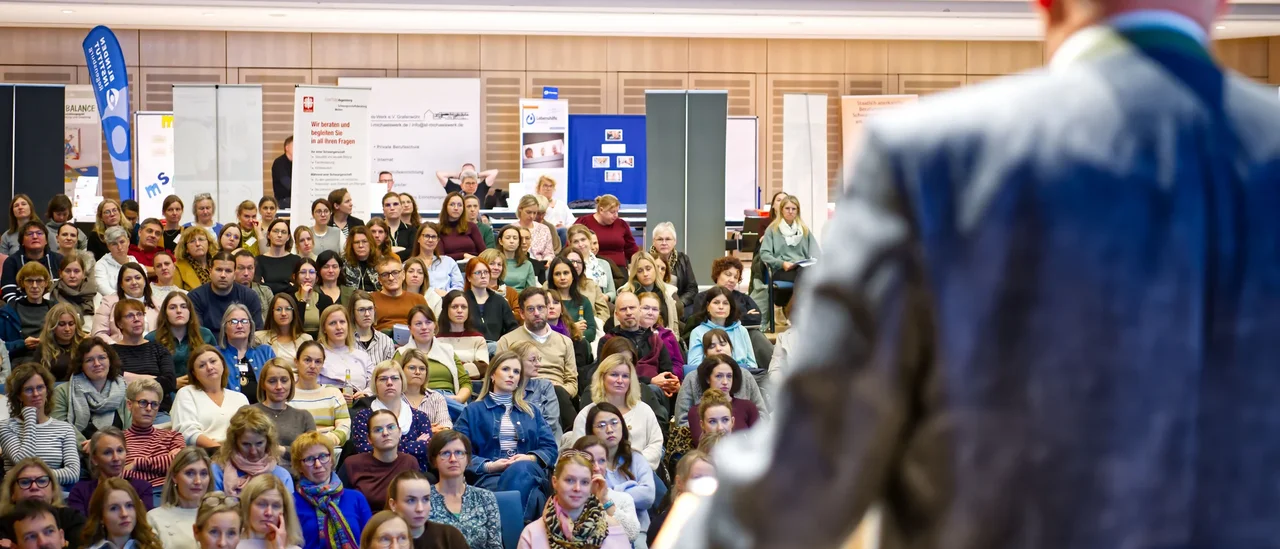 Beim Fachtag „Regulationsstörungen“ in Weiden verfolgen über 350 Fachkräfte Vorträge und Diskussionen zu früher Unterstützung von Kindern und Familien. (c) medbo KU - Johannes Müller