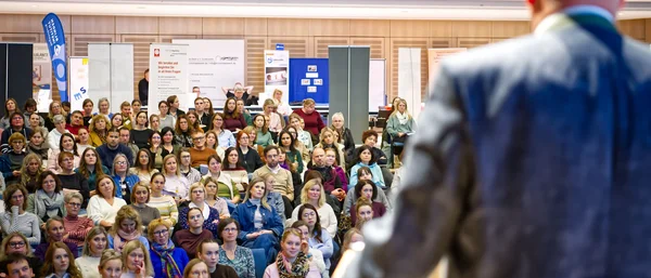 Beim Fachtag „Regulationsstörungen“ in Weiden verfolgen über 350 Fachkräfte Vorträge und Diskussionen zu früher Unterstützung von Kindern und Familien. (c) medbo KU - Johannes Müller