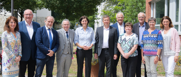 Bezirkstagspräsident Franz Löffler (2.v.l.) und Mitglieder des Verwaltungsrates mit der neuaufgestellten Unternehmensleitung der medbo: (v.l.n.r.) der neue Vorstand Prof. Thomas Baghai (3.v.l.), Chefarzt und Direktor für strategische Ausrichtung und Zukunftsthemen Dr. Dr. Helmut Hausner sowie die stellvertretenden Vorstände Felicitas Klein und Josef Scherl. Bild © medbo KU / Johannes Müller