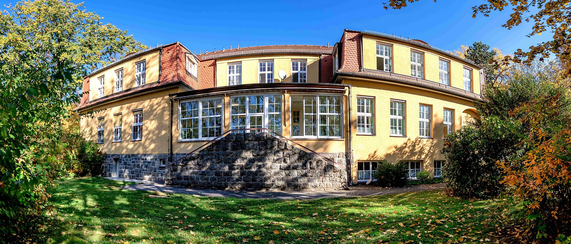 Gartenansicht psychiatrisches Pflegeheim HAUS 8 Wöllershof (Frank Hübler | medbo)