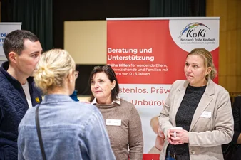 Infostand des KoKi-Netzwerks Frühe Kindheit am „Markt der Möglichkeiten“ des Fachtags in Weiden. (c) medbo KU - Johannes Müller