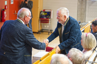 Bezirkstagspräsident Franz Löffler bedankt sich persönlich für 31 Einsatz für Patienten, Kollegen und Studierende (c) medbo KU Johannes Müller