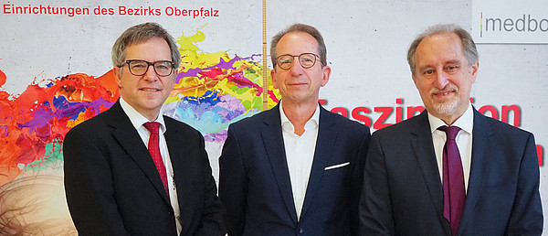 (v.l.n.r.) Der Dekan der Medizinischen Fakultät der Universität Regensburg Prof. Dr. Dirk Hellwig gemeinsam mit dem Ärztlichen Direktor der medbo-KJPP & Lehrstuhlinhaber Prof. Romuald Brunner und dem Medizinische Direktor der medbo Prof. Thomas Baghai Bildautor: medbo KU / Johannes Müller