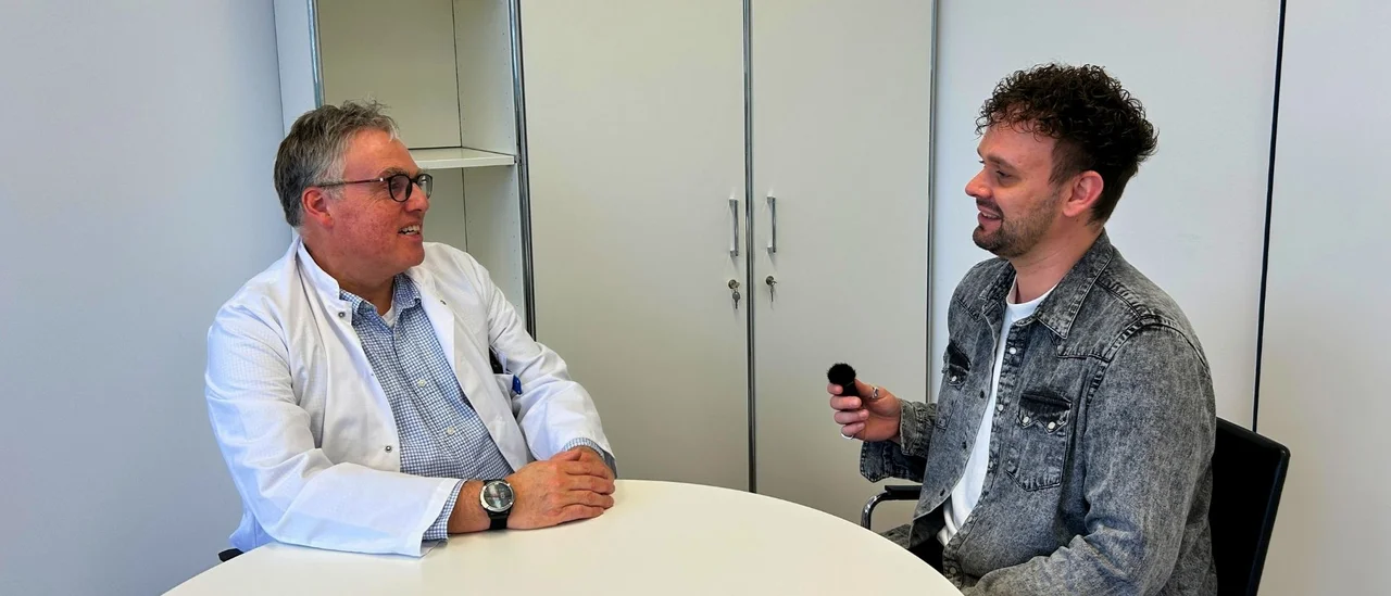 Der Chefarzt der medbo Klinik für Neurolgoie Prof. Dr. Ralf Linker (links) im Interview über MS, Forschung und Vernetzung (c) medbo KU / Kerstin Erbrich
