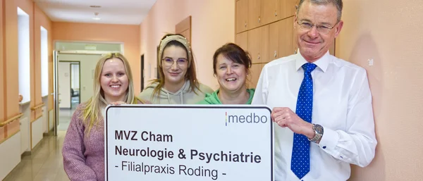 Dr. Volker Fischer mit seinem Praxisteam der medbo MVZ-Filialpraxis in Roding. Foto: medbo KU / Johannes Müller