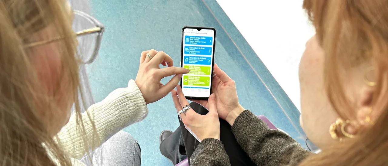 Studienkoordinatorin Milena Engelke erklärt die App © medbo/K. Tenberge-Holzer