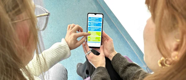 Studienkoordinatorin Milena Engelke erklärt die App © medbo/K. Tenberge-Holzer
