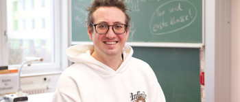 Kurz vor der schriftlichen Prüfung: Klassenleitung Dominik Schrembs stimmt „seinen“ Kurs gerne mit einer Portion Humor auf die heiße Phase ein. © medbo KU / Katharina Tenberge-Holzer