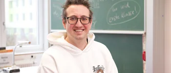 Kurz vor der schriftlichen Prüfung: Klassenleitung Dominik Schrembs stimmt „seinen“ Kurs gerne mit einer Portion Humor auf die heiße Phase ein. © medbo KU / Katharina Tenberge-Holzer