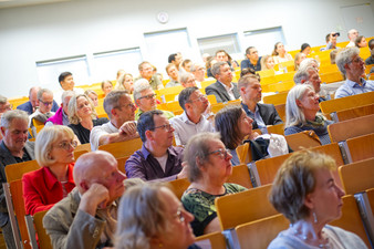 Zur Verabschiedung von Prof. Schalke war "das Haus voll." Zahlreiche Wegbegleiter ließen es sich nicht nehmen, Ihrem Kollegen oder Mentor Danke zu sagen. © medbo KU /Johannes Müller