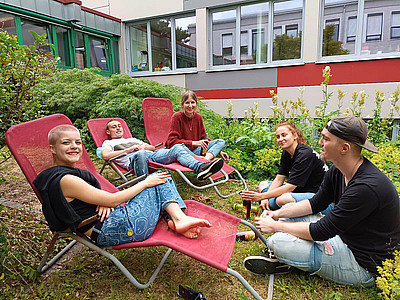 Innenhof mit Garten an den medbo Pflegeschulen