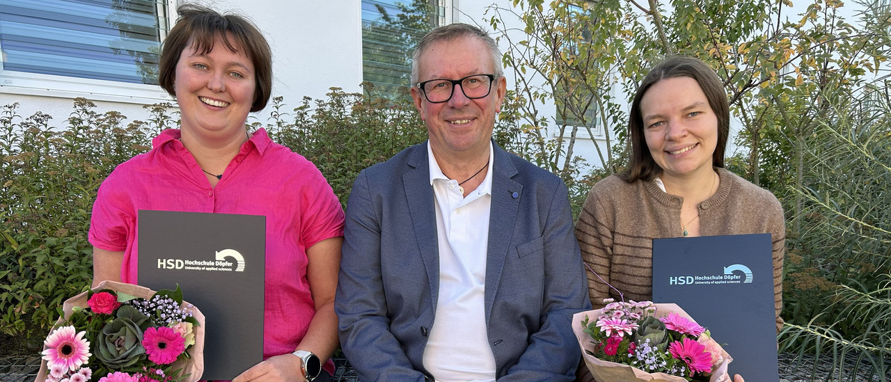 Karina Grahlmann (links) und Lena Hammer (rechts) strahlen mit Harald Rzychon, Schulleiter medbo Pflegeschulen, um die Wette: Zwei Master auf einen Streich - eine tolle Leistung! Bildautor: Susanna Haselbeck