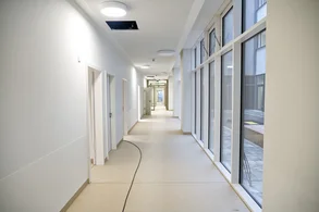 Die neue Klinik überzeugt besonders architektonisch: Transparenz, Licht und Offenheit prägen die Flurbereiche. (c) medbo KU – Johannes Müller