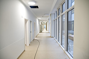 Die neue Klinik überzeugt besonders architektonisch: Transparenz, Licht und Offenheit prägen die Flurbereiche. (c) medbo KU – Johannes Müller