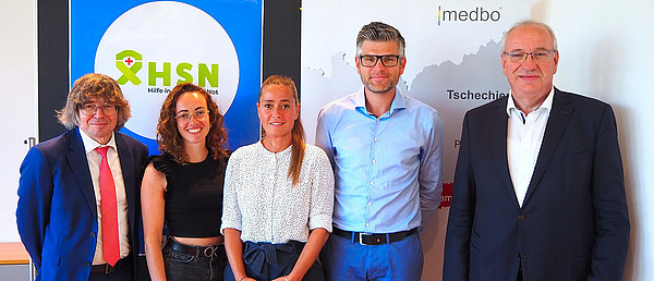 Bezirkstagspräsident Franz Löffler (re.) und medbo-Vorstand Dr. Dr. Helmut Hausner (li.) gemeinsam mit dem HSN-Projektteam Marina Scheele, Sandra Appel und Projektleiter Prof. Martin Schecklmann.