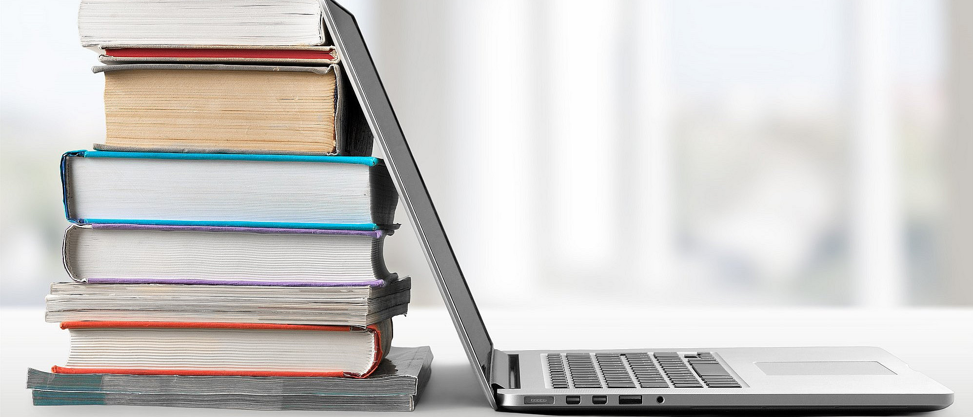 Bücherstapel Laptop (artisteer | iStock)