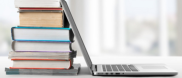 Bücherstapel Laptop (artisteer | iStock)