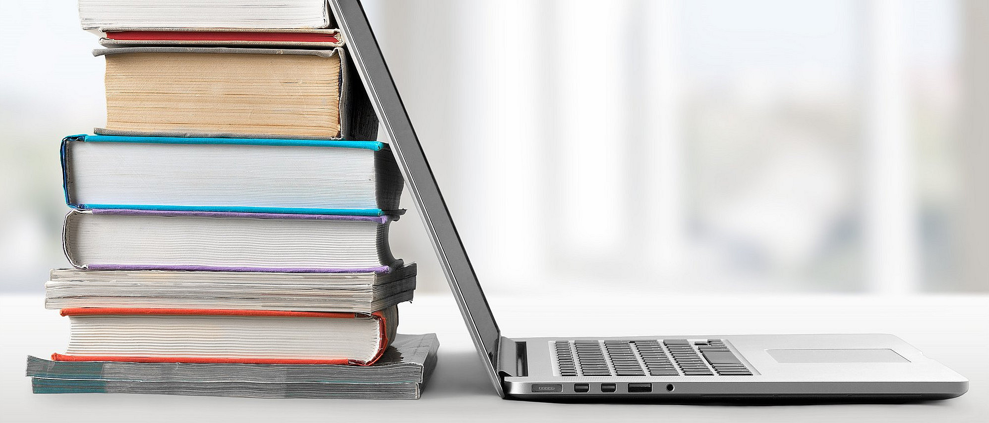 Bücherstapel Laptop (artisteer | iStock)