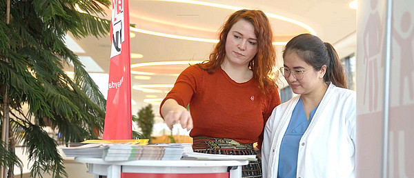 Bild: Carina Borutta (li), Sprachtrainerin am medbo KoSI, mit einer ihrer Schützlinge. Joy kam vor anderthalb Jahren aus den Philippinen und verstärkt nun das Stationsteam der medbo Neuro-Reha. © medbo KU / Charlie K. Li