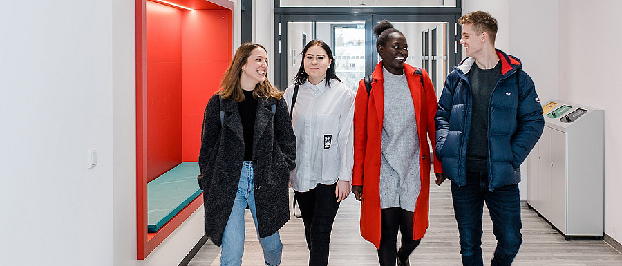 Bild zeigt vier Schüler:innen auf dem Gang in den medbo Pflegeschulen