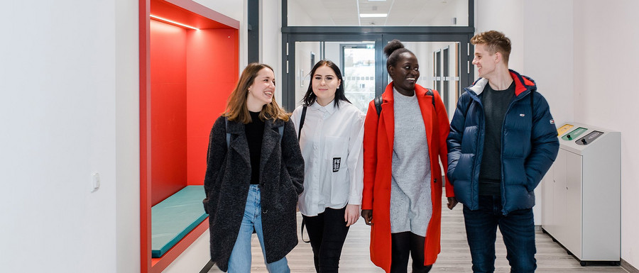 Bild zeigt vier Schüler:innen auf dem Gang in den medbo Pflegeschulen