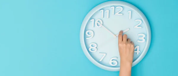 In der Nacht von Samstag auf Sonntag wird wieder an den Zeigern gedreht. Eine Stunde „weniger“ – das kann auch die innere Uhr aus dem Gleichgewicht bringen. Bild: medbo KU / Andre Bonn via Fotolia
