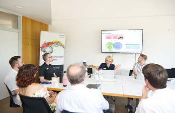 Projektauftakt in Regensburg: Prof. Dr. Stephanie Kandsperger erläutert den Studienansatz – mit Fokus auf alltagstaugliche Schlafroutinen, Handy-Nutzung, Licht und Mahlzeiten am Abend. (c) medbo KU / Katharina Tenberge-Holzer