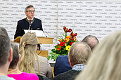 Prof. Dr. Dirk Hellwig, Dekan der Medizinischen Fakultät der Universität Regensburg, bei seinem Redebeitrag zur Verabschiedung von Prof. Dr. Romuald Brunner. (c) medbo KU / Johannes Müller