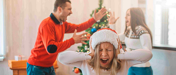 Familienstreit vor dem Weihnachtsbaum (estradaanton | iStock)