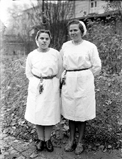 Zwei Krankenschwestern in Karthaus-Prüll in den 1950er Jahren (medbo)