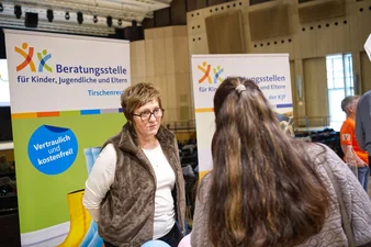 Infostand der Beratungsstelle für Kinder, Jugendliche und Eltern am „Markt der Möglichkeiten“ des Fachtags in Weiden. (c) medbo KU - Johannes Müller