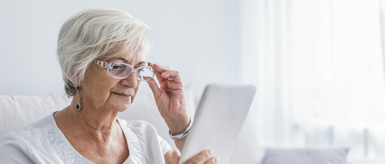 Seniorin mit Tablet (dragana991 | iStock)