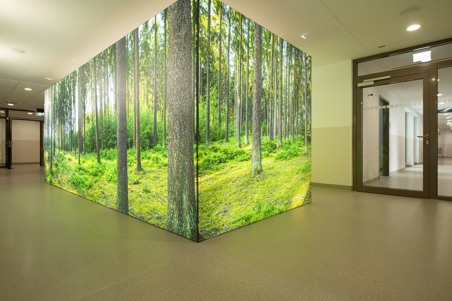 Leuchtender Raumteiler im Behandlungsbereich des neuen Zentrums für Psychosomatik und Psychiatrie in Parsberg. © medbo KU / Katharina Tenberge-Holzer