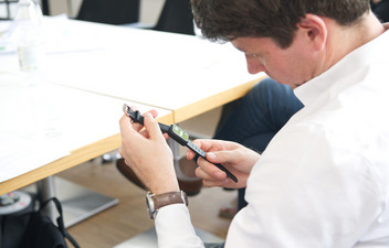 Technik im Studienalltag: Dr. Robert Eirich begutachtet eine Smartwatch/Actigraphie zur Erfassung von Schlaf- und Aktivitätsmustern im Rahmen der Untersuchung. (c) medbo KU / Katharina Tenberge-Holzer