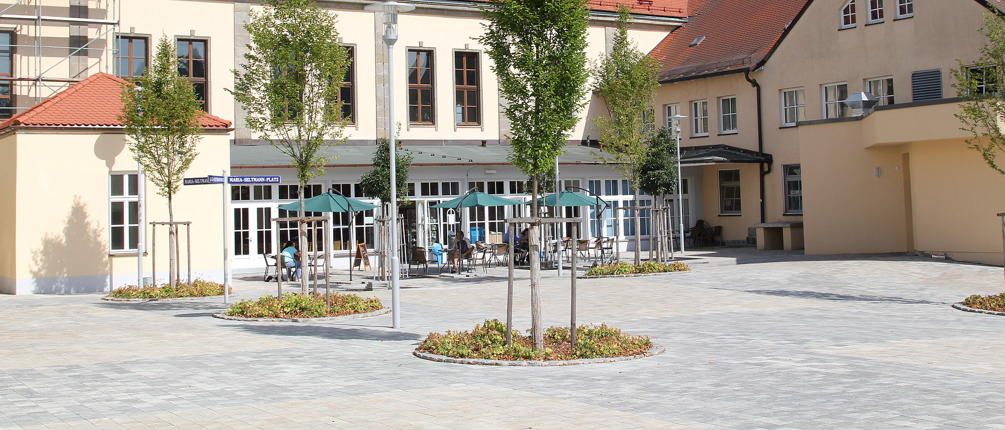 Maria-Seltmann-Platz mit Festsaalgebäude Wöllershof 2013 (Renate Neuhierl | medbo)