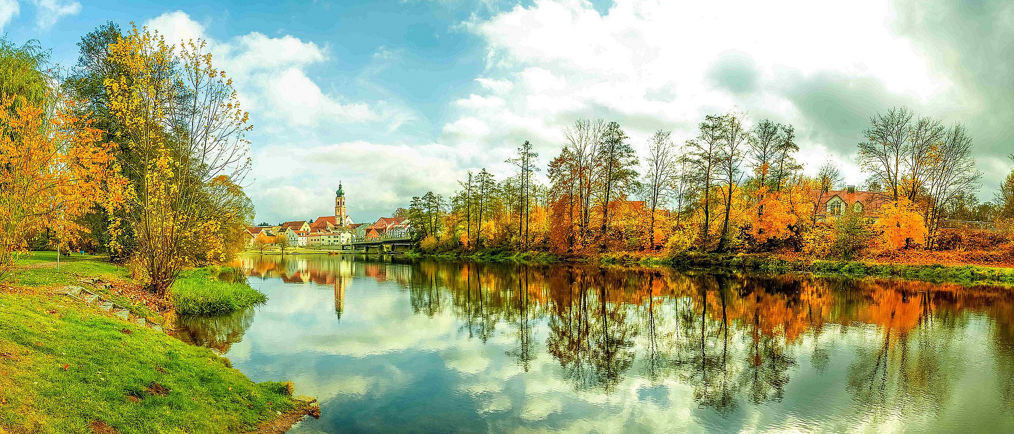 Panorama Roding mit Fluss Regen (Sina Ettmer | AdobeStock)