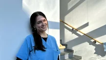 Pflegeazubi Louisa Murati auf Station 14a (medbo | Astrid Herzog)