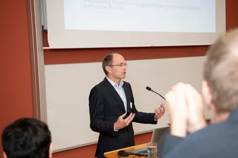 Abb. 02: Wo stehen wir heute? – Fachvortrag von Prof. Dr. Berthold Langguth © medbo KU / K. Tenberge-Holzer