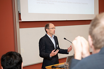 Abb. 02: Wo stehen wir heute? – Fachvortrag von Prof. Dr. Berthold Langguth © medbo KU / K. Tenberge-Holzer