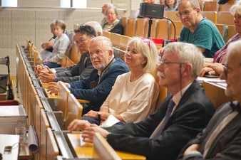 Prof. Berthold Schalke wird neben seiner Fachlichkeit an diesem Abend vor allem für sein feines Gespür für Menschen gelobt. Unter den Kollegen wir vor allem sein feiner - oft trockener - Humor bereits jetzt besonders vermisst. (c) medbo KU Johannes Müller