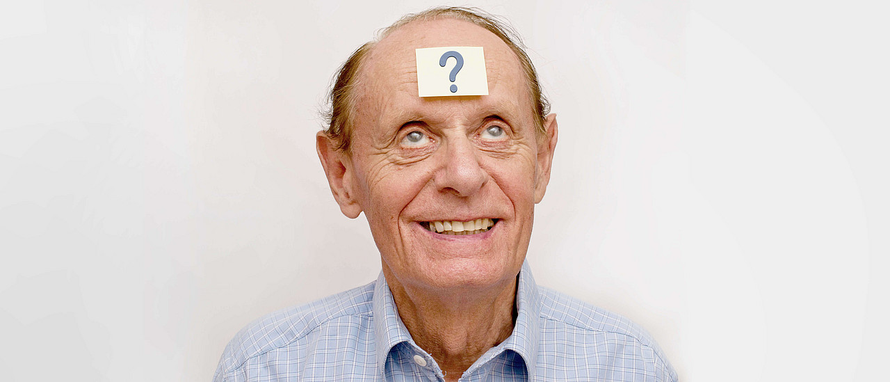 Senior mit Fragezeichen (DOC RABE | Fotolia)