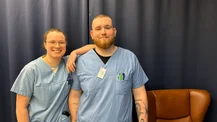 Pflegeazubis Joline Klötzer und Nico Büki auf Station 23b (medbo | Astrid Herzog)