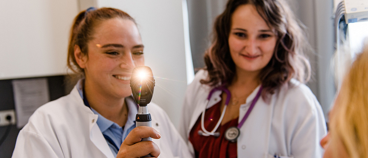 Medizinstudentin in der Psychiatrie Cham (medbo | Frank Huebler)