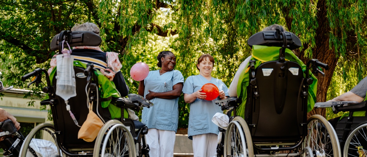 Gruppentherapie im Garten der Neuro Reha (medbo | Frank Hübler)